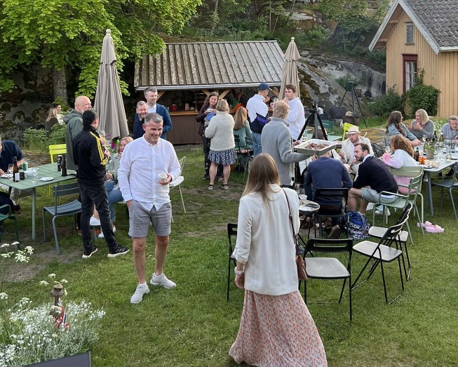 Vi fyller opp det gamle fjøset på Mellom Rød Gård med fristende dufter fra kjøkkenet, klirrende vinglass og gode samtaler rundt bordet. Kim planlegger en deilig 5 retters meny, mens Linn leker seg i «vinkjelleren» og setter opp en lekker vinmeny. Vi gleder oss!